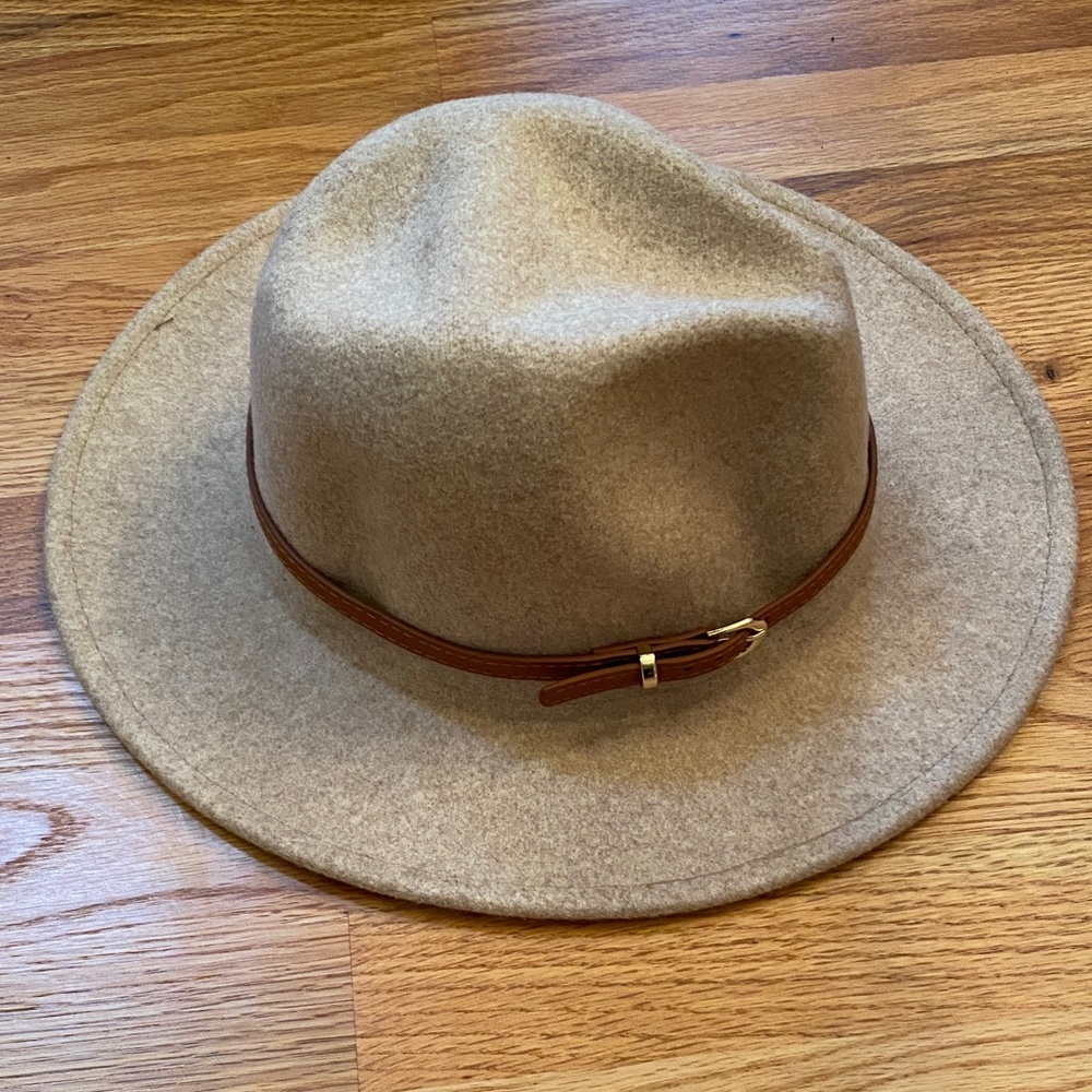 Stylish Tan Fedora Hat with Brown Band - Picture 1 of 3